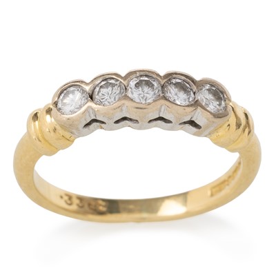 Lot 582 - DIAMOND FIVE STONE RING