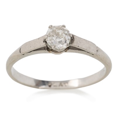 Lot 583 - DIAMOND SOLITAIRE RING