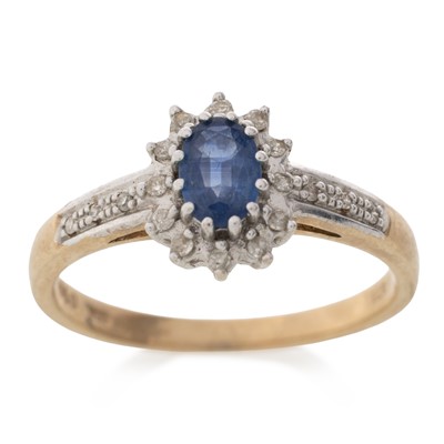 Lot 584 - SAPPHIRE AND DIAMOND RING