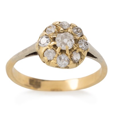 Lot 586 - DIAMOND CLUSTER RING