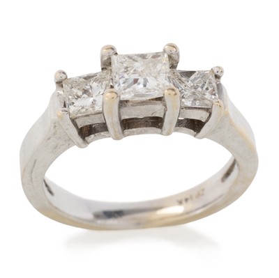Lot 589 - DIAMOND THREE STONE RING