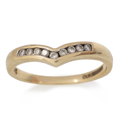 Lot 593 - DIAMOND WISHBONE RING