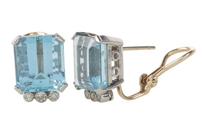 Lot 602 - AQUAMARINE AND DIAMOND NECKLACE AND EARRINGS