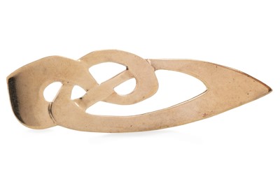Lot 612 - GOLD BROOCH