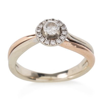 Lot 621 - DIAMOND CLUSTER RING