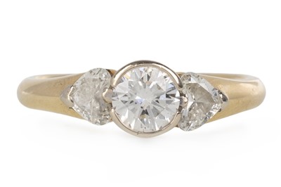 Lot 624 - DIAMOND THREE STONE RING
