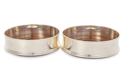 Lot 92 - PAIR OF ELIZABETH II SILVER WINE SLIDES