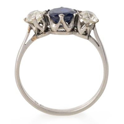 Lot 629 - SAPPHIRE AND DIAMOND THREE STONE RING