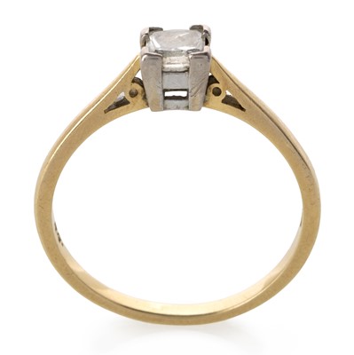 Lot 634 - DIAMOND SOLITAIRE RING