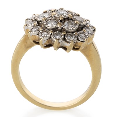 Lot 652 - DIAMOND CLUSTER RING