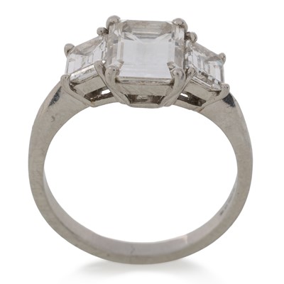 Lot 636 - DIAMOND THREE STONE RING