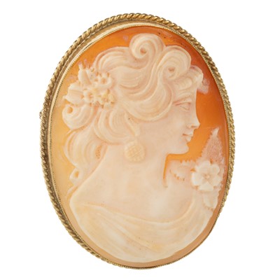 Lot 639 - GOLD CAMEO BROOCH