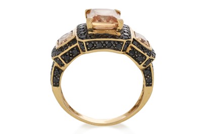 Lot 678 - IN THE MANNER OF LE VIAN, GOLD DRESS RING