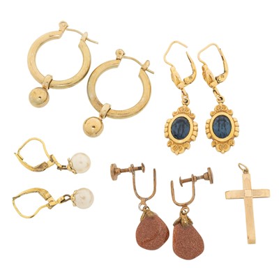Lot 679 - GOLD CROSS PENDANT