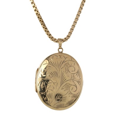 Lot 651 - OVAL LOCKET ON CHAIN
