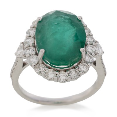 Lot 585 - EMERALD AND DIAMOND RING