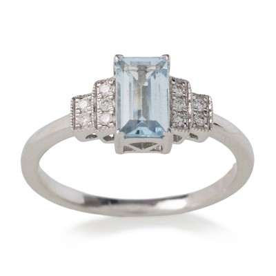 Lot 610 - AQUAMARINE AND DIAMOND RING