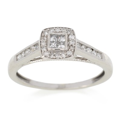 Lot 625 - DIAMOND CLUSTER RING