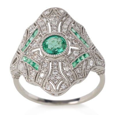 Lot 635 - EMERALD AND DIAMOND RING