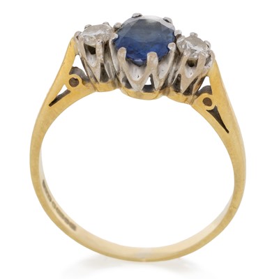 Lot 686 - SAPPHIRE AND DIAMOND THREE STONE RING