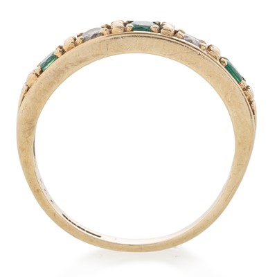 Lot 687 - EMERALD AND DIAMOND RING