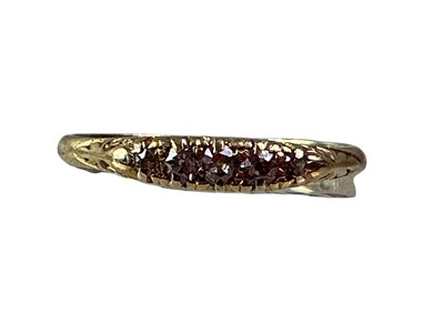 Lot 4 - DIAMOND FIVE STONE RING
