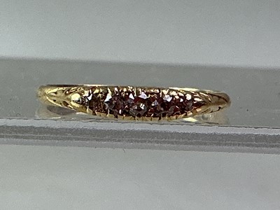 Lot 4 - DIAMOND FIVE STONE RING