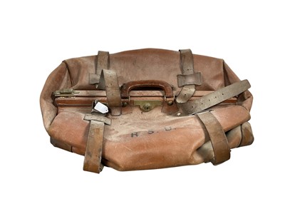Lot 1568 - LEATHER GLADSTONE BAG