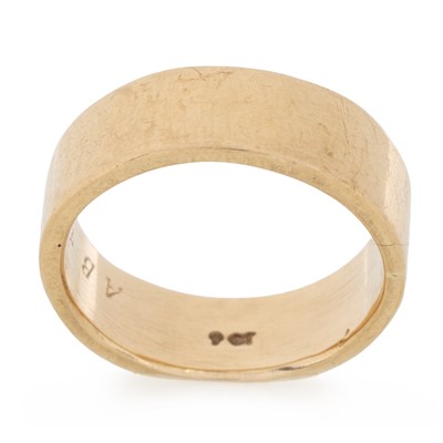 Lot 692 - GOLD WEDDING BAND