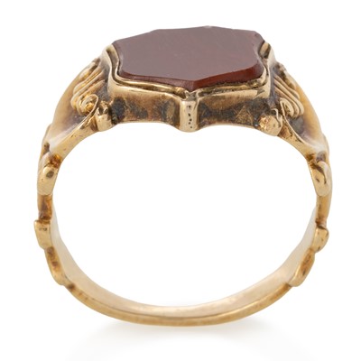 Lot 696 - GENTLEMAN'S SIGNET RING