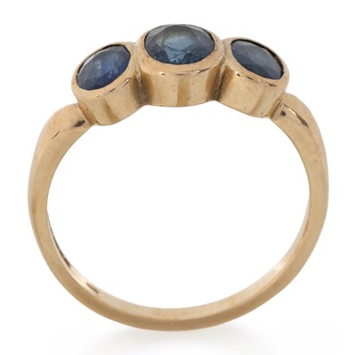 Lot 700 - SAPPHIRE THREE STONE RING