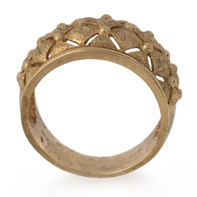 Lot 719 - GOLD RING
