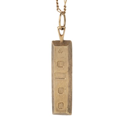 Lot 723 - GOLD INGOT PENDANT ON CHAIN