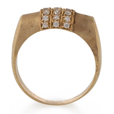 Lot 733 - GOLD DRESS RING