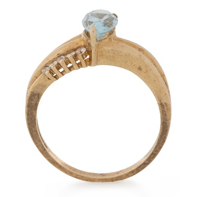 Lot 735 - AQUAMARINE RING