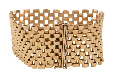 Lot 737 - GOLD BRACELET