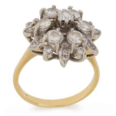 Lot 742 - DIAMOND CLUSTER RING