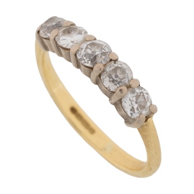 Lot 746 - DIAMOND FIVE STONE RING