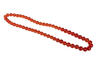 Lot 857 - CHINESE NATURAL AMBER BEAD NECKLACE