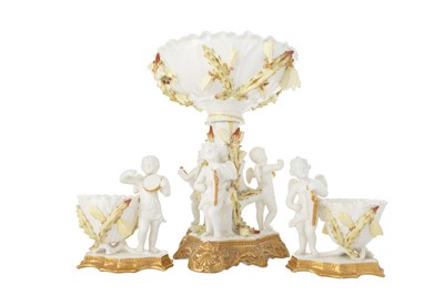Lot 1687 - PORCELAIN COMPORT