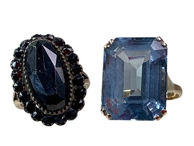 Lot 1 - GARNET CLUSTER RING