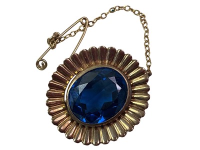 Lot 2 - GEMSTONE AND GOLD BROOCH