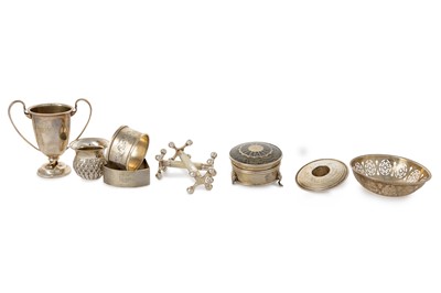 Lot 169 - PAIR OF SILVER AND MOTHER OF PEARL KNIFE RESTS