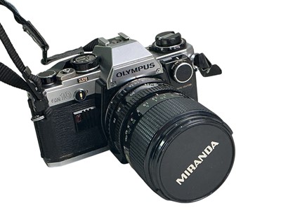 Lot 32 - GROUP OF CAMERAS AND ACCESSORIES