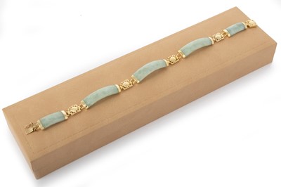 Lot 866 - CHINESE GOLD AND JADE BRACELET