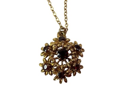 Lot 169 - GARNET SET GOLD PENDANT ON CHAIN