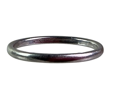 Lot 195 - PLATINUM WEDDING RING