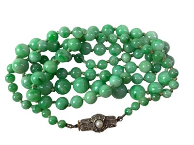 Lot 329 - GREEN JADE GRADUATED BEAD NECKLACE