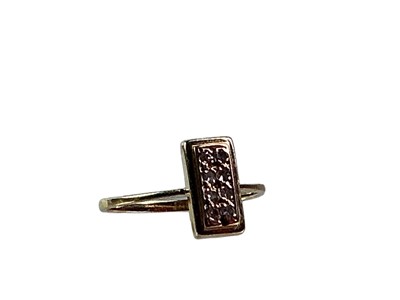 Lot 333 - DIAMOND DRESS RING