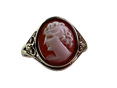 Lot 341 - GOLD CAMEO RING
